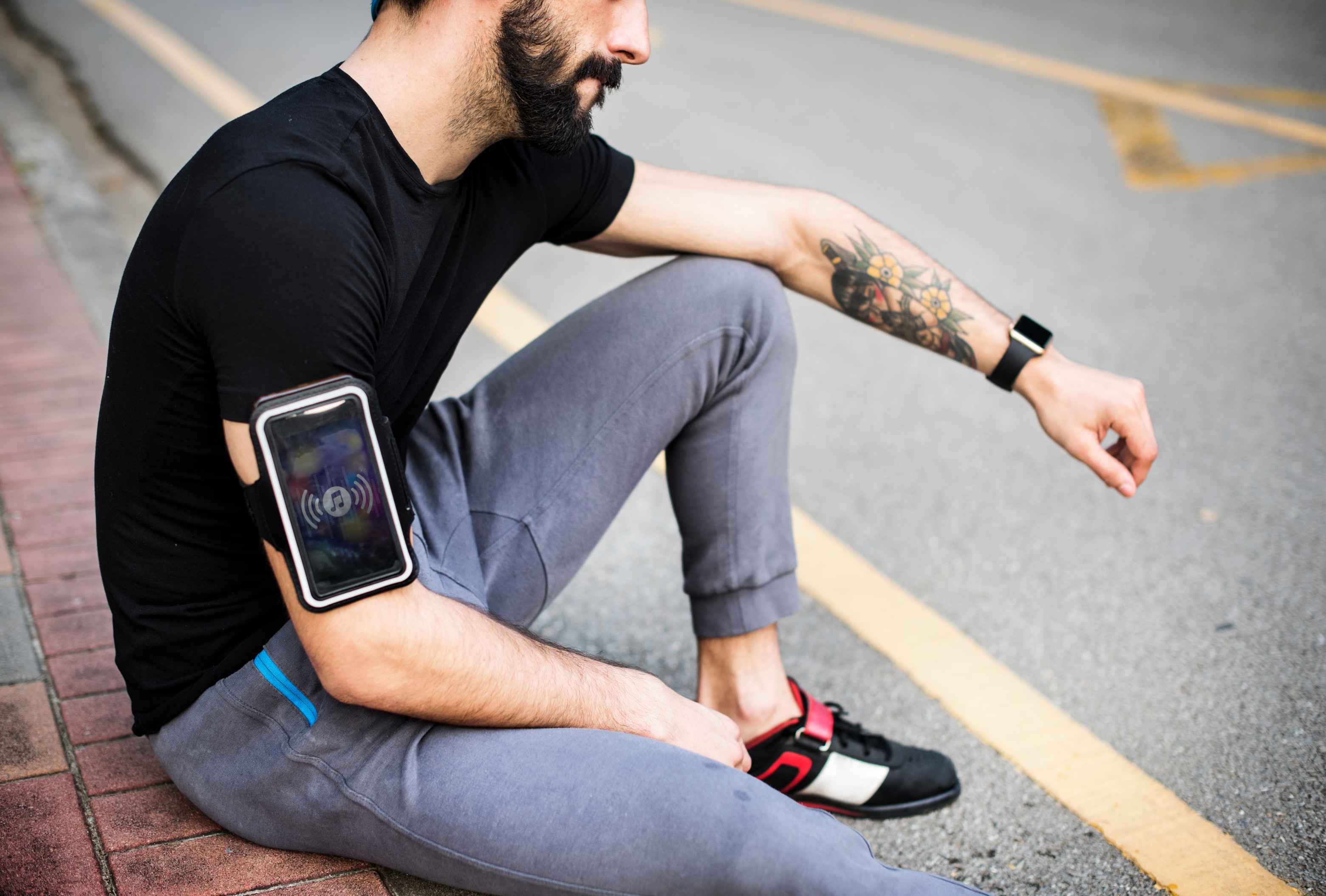 5 Ways an Armband Phone Grip Holder Can Improve Your Hands-Free Experience