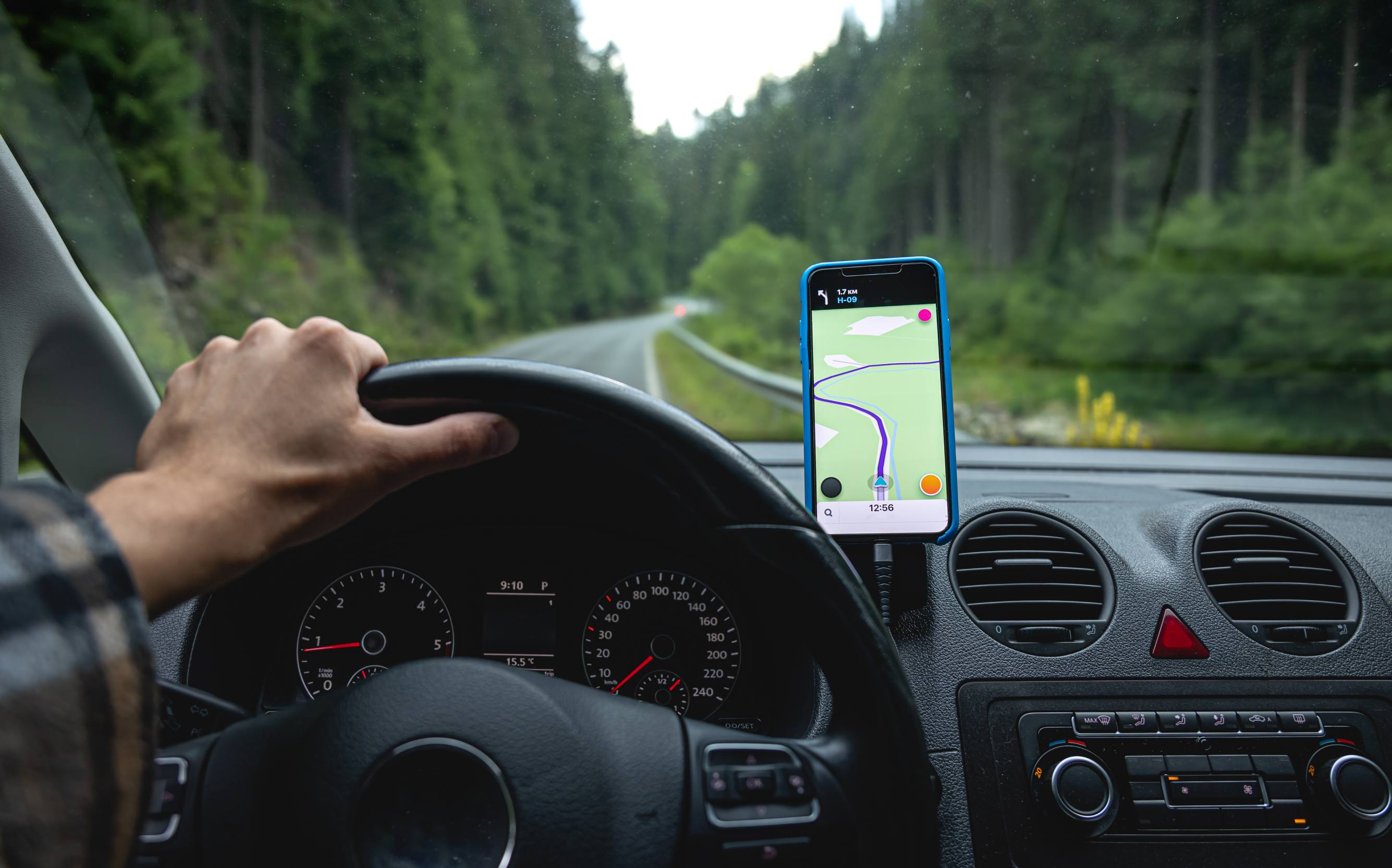 How to Choose the Right Car Mount for Sedans, SUVs, Trucks, and Rideshare Driving