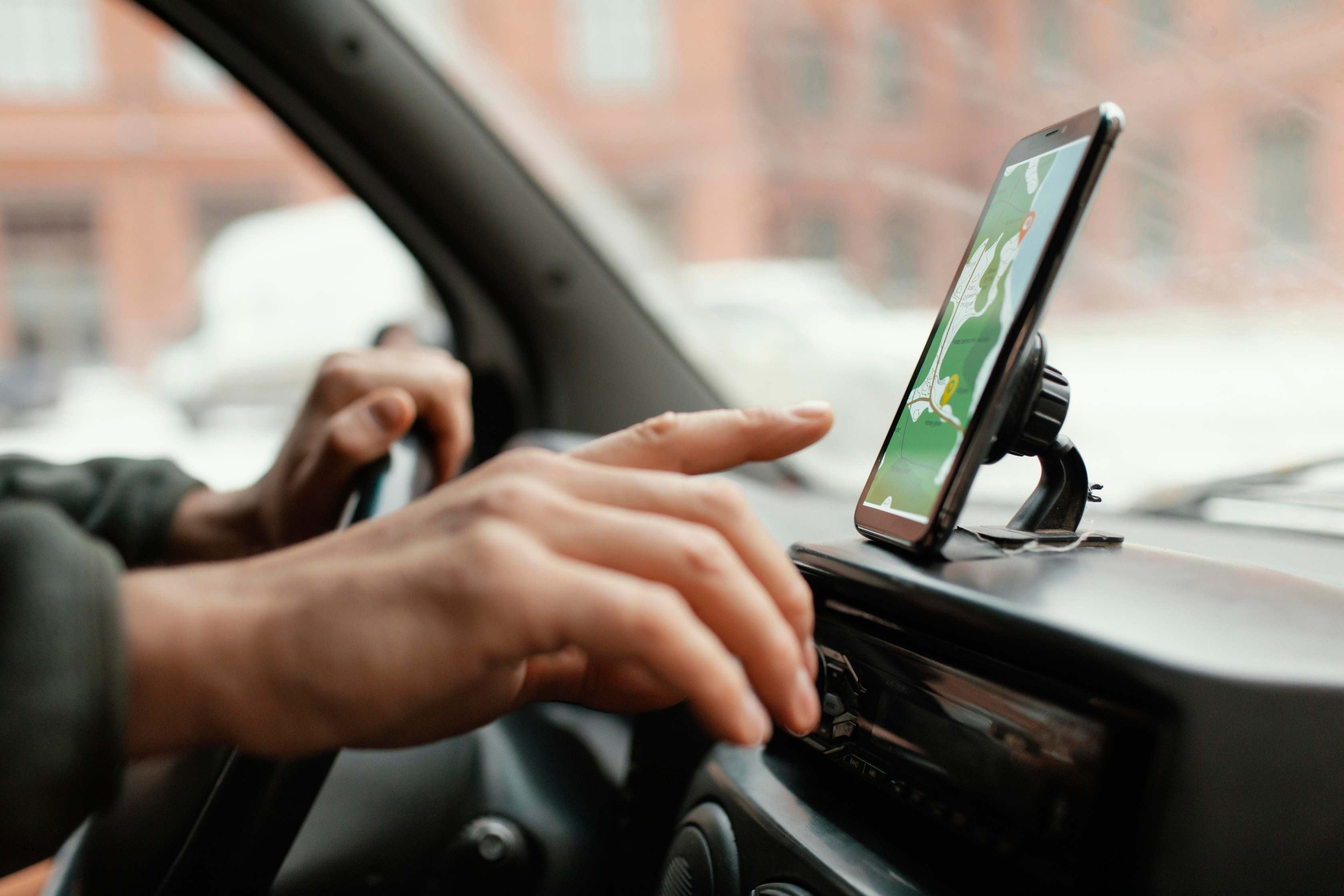 How Car Mounts Are Adapting to Foldable Phones and Smart Dashboards