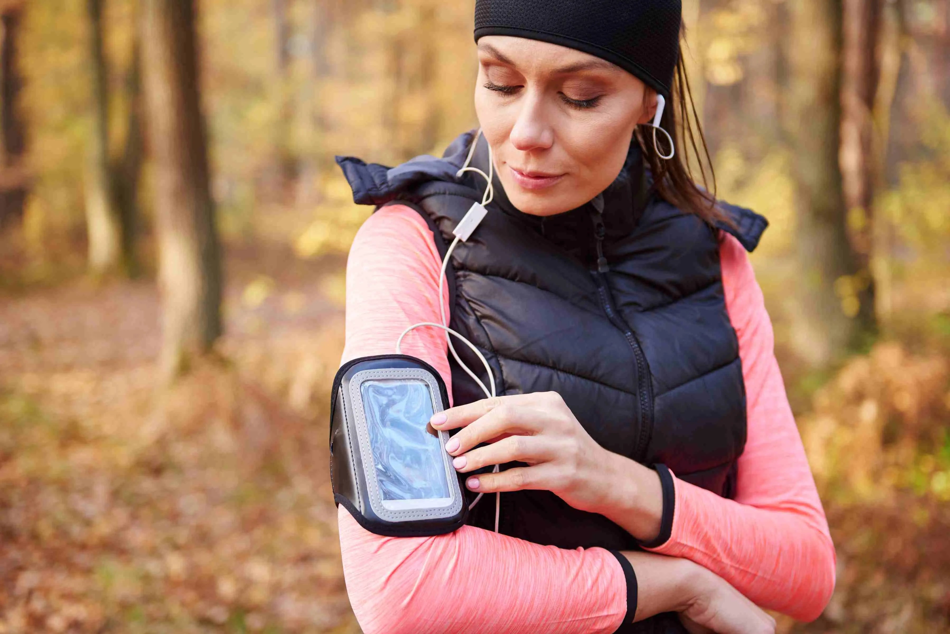 Tired of Holding Your Phone While Exercising? Try an Armband Phone Grip Holder