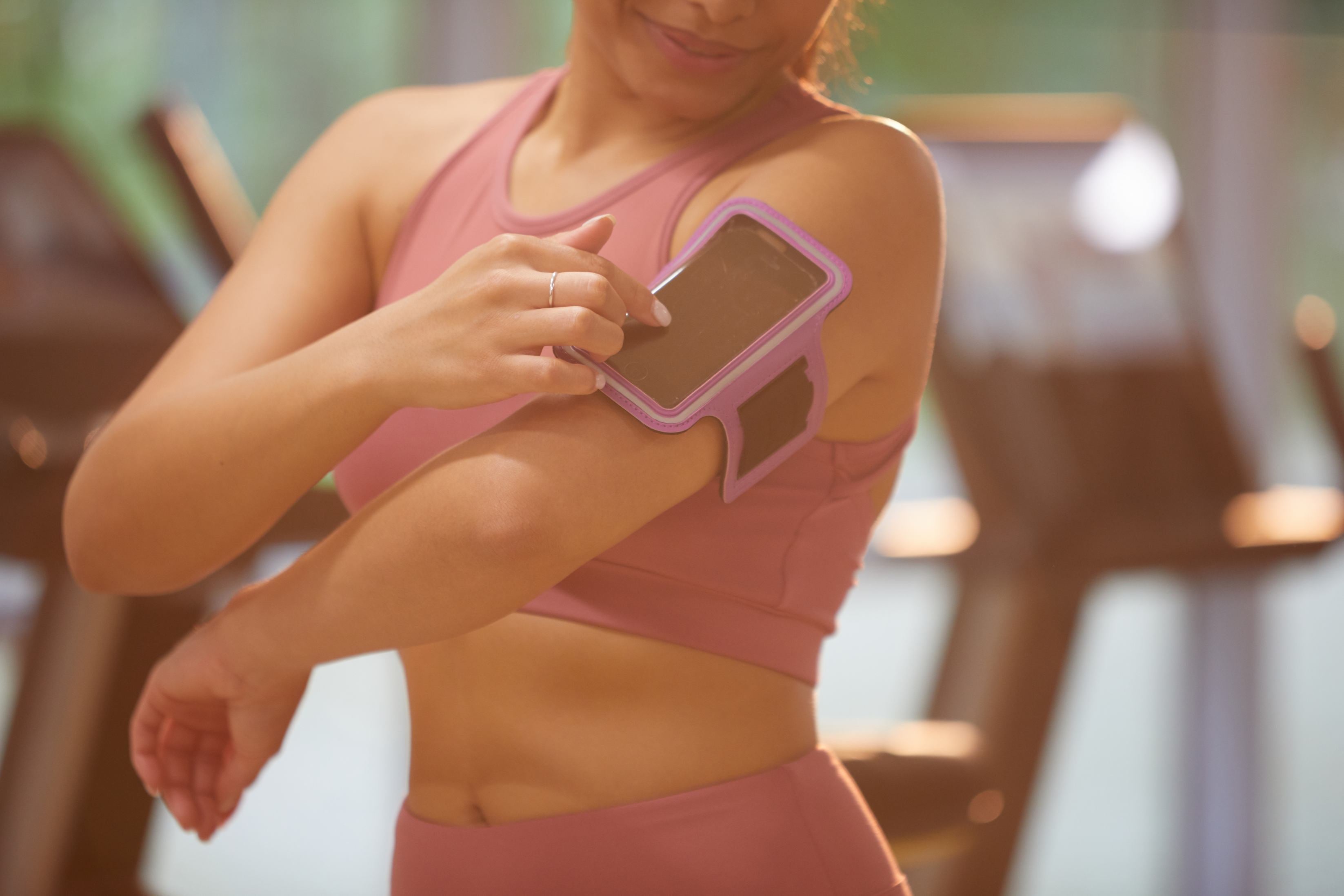How the Right Armband Phone Grip Holder Keeps Your Screen Visible and Your Hands Free
