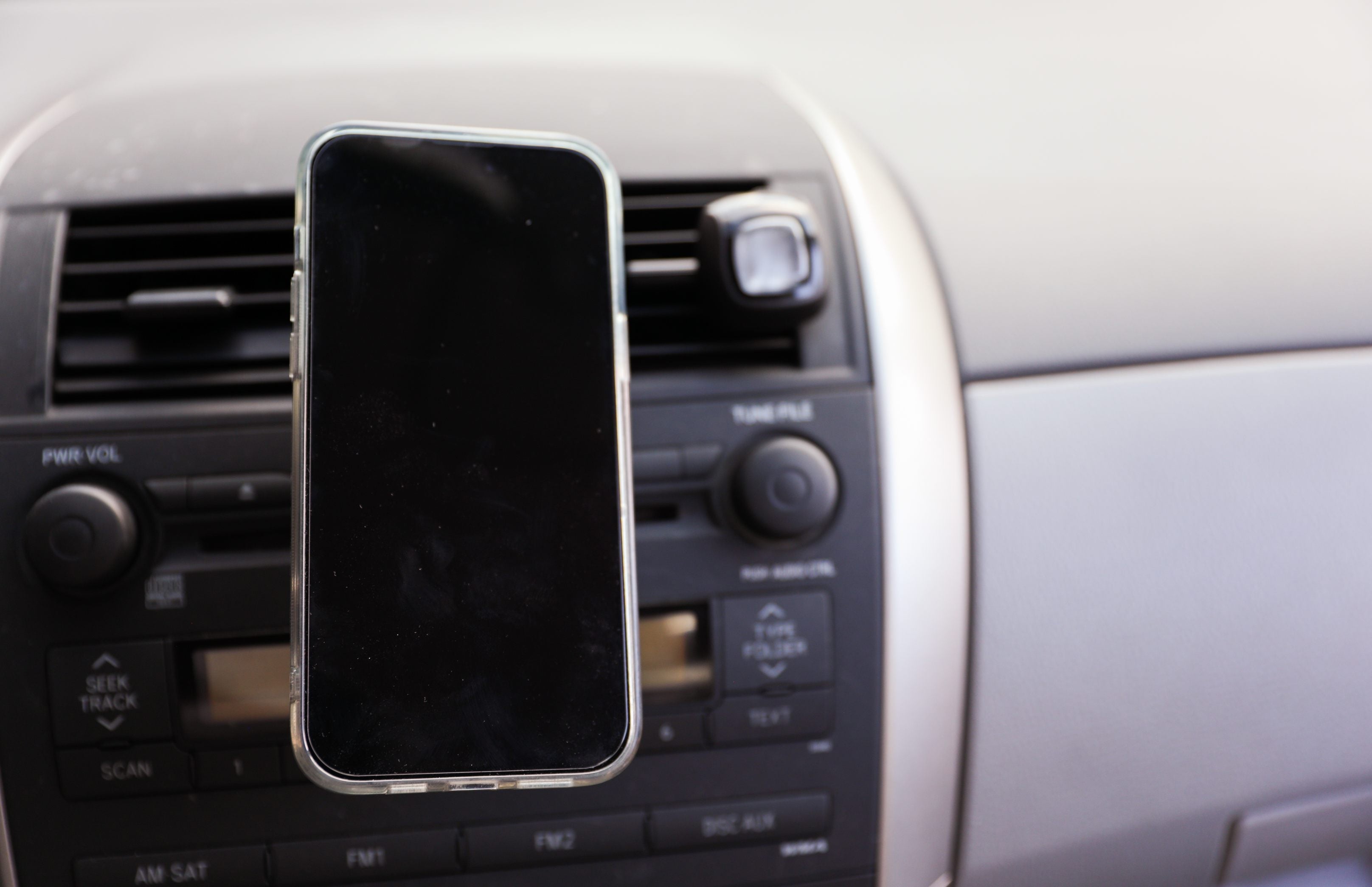 How a Good Car Mount Can Help Reduce Road Accidents