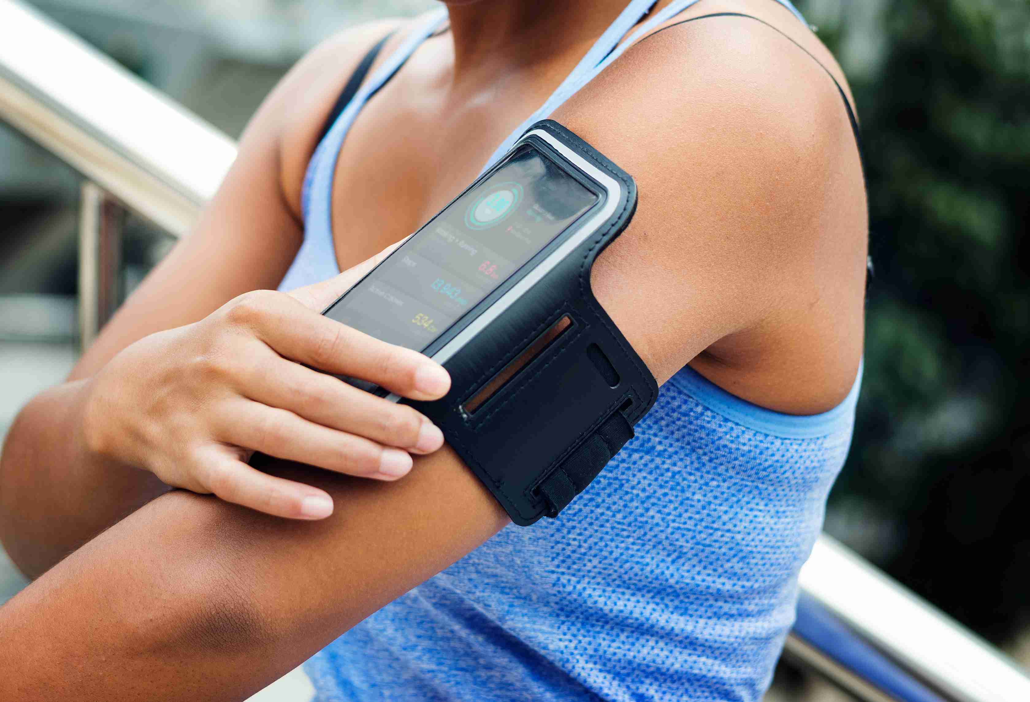 What Fitness Influencers Look for in an Armband Phone Grip Holder and Why It Matters